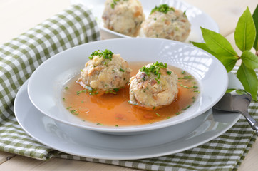 Deftige Südtiroler Speckknödelsuppe