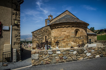 Alte Kirche Ort Llo in den Pyrenäen