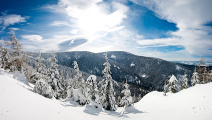 Fototapeta na wymiar Panorama Zima w górach