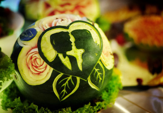 Rzeżbiony arbuz - carving water melon