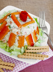 Ensaladilla rusa con surimi.