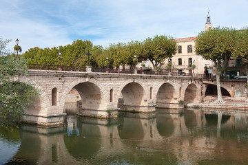 Naklejka premium pont de Sommières au dessus de la Vidourle