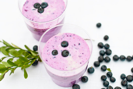 yogurt shake with blueberry