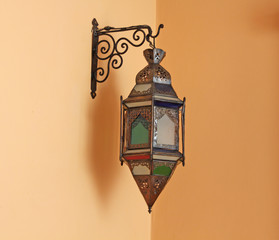 Fototapeta na wymiar The old classical lantern on the wall