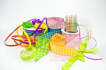 Bunte Schleifen und Bänder zum Verpacken von Geschenken