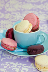 Bunte Makronen zum Tee