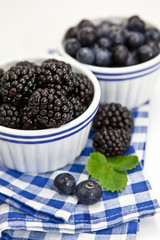 Frische Beeren in Keramikschale