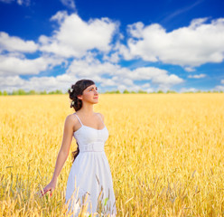 Naklejka premium Woman on wheat field