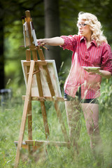 junge Malerin erschafft ein neues Kunstwerk