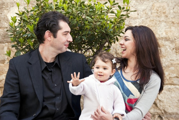 Familia feliz mientras hija saluda