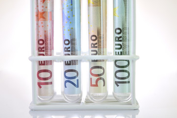 Análisis al euro en el laboratorio con fondo blanco