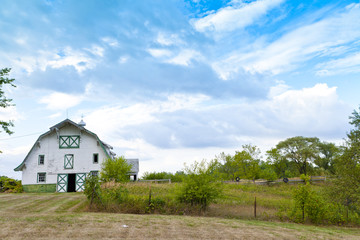 Obraz premium Old Barn With Cloudy Sky
