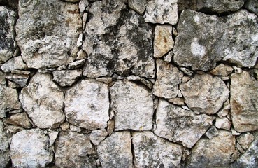 muro de antiguas piedras en el jardin de la playa