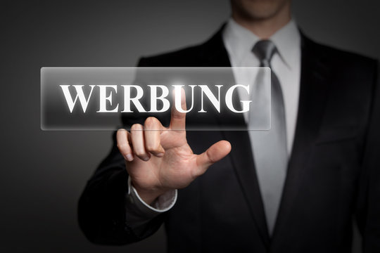 Mann dr&uuml;ckt touchscreen button - Werbung