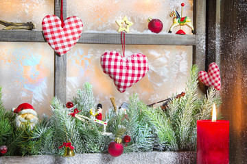 Rustikales Weihnachtsfenster mit Kerze