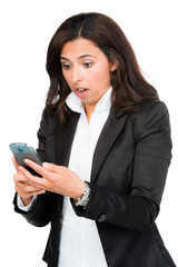 frau liest geschockt eine nachricht auf dem handy