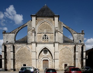 Fototapeta na wymiar Facade de l'église Saint-jean-Baptiste de Chaource