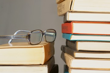 Książki i okulary - obrazy, fototapety, plakaty