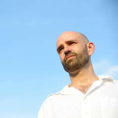 Obraz premium Lächelnder Mann