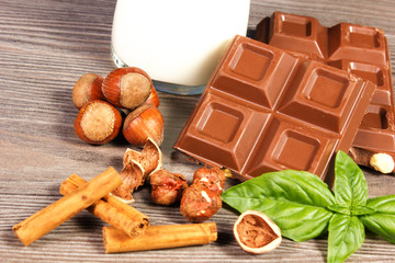 barretta di ciccolato con nocciole e cannella