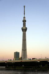 Obraz premium 東京スカイツリーと隅田川の夕景