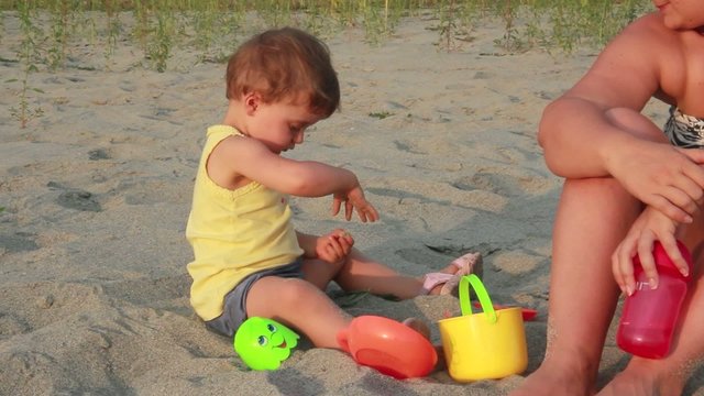 bambina con la mamma giocano in spiaggia