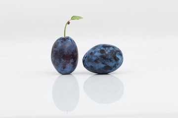 zwei Pflaumen