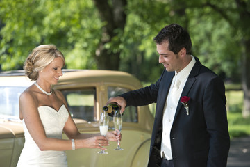 Hochzeitspaar-Sekt trinken.