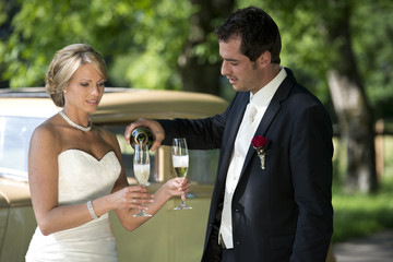 Hochzeitspaar-Sekt trinken.