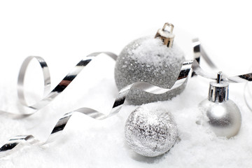 boules de Noël argentées sous la neige