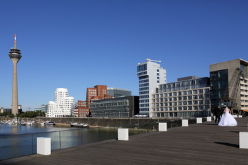 Hochzeitspaar Düsseldorf Skyline Medienhafen