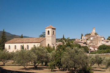 Village provencal de Lourmarin et son eglise
