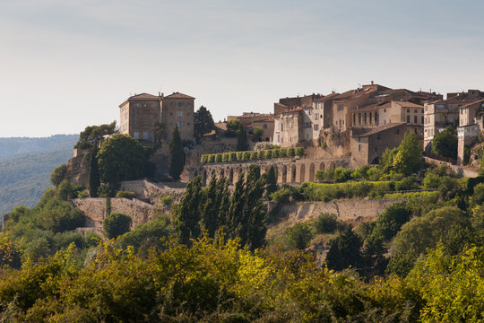 Village provencal de Lauris dans le Vaucluse