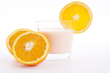 Frischer tropischer Joghurt mit Orangen isoliert