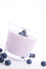 frischer leckerer joghurt mit heidelbeeren un d blaubeeren isoli
