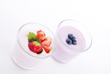 frischer leckerer Joghurt mit erdbeeren und bromneeren isoliert