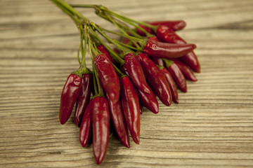 scharfe rote chili mit Knoblauch und Basilikum auf einem Tisch