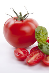 Frische rote Tomaten mit Balsamico und Olivenöl