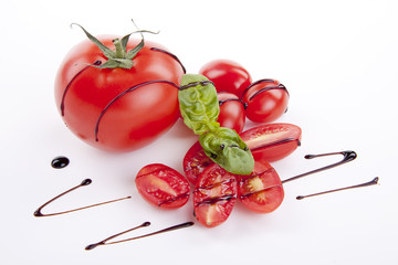 Frische rote Tomaten mit Balsamico und Olivenöl