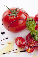 Frische rote Tomaten mit Balsamico und Olivenöl
