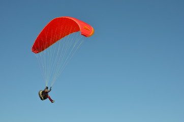 Roter Gleitschirmflieger