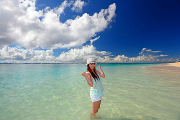 水納島のビーチで遊ぶ笑顔の女性