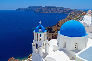 Fototapeta na wymiar Hełmami kościelne Oia miasta na wyspie Santorini, Grecja
