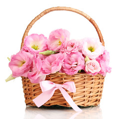 Fototapeta na wymiar Bukiet eustoma kwiatów w koszyku, na białym tle