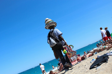 vendeur ambulant sur la plage