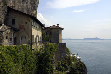 Fototapeta na wymiar Katarzyny klasztor (Pustelnia Santa Caterina del Sasso) - Va (IT)