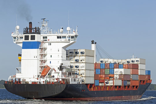 Containerschiff vor dem Nord-Ostsee-Kanal in Kiel, Deutschland
