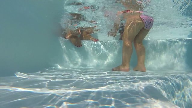bimba in piscina