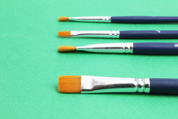 緑背景の絵筆