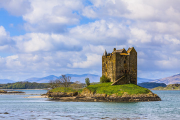 Fototapeta na wymiar Medieval castle on a island in the water